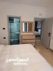  2 متوفره بعد 9 ثمانيه شقه مفروشه سوبر في الجبيهه  في حي هادء . 3 غرف. للايجار  اسيوعي. شهريي وسنوي