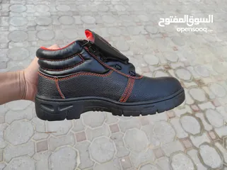  2 احذية حماية للأعمال الخطرة و مواقع البناء . Safety shoes for hazardous work and construction site.