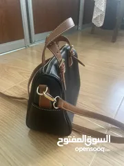  8 شنتة/ شنطة/حقيبة نسائية جديدة لم يتم استخدامها في حالة ممتازة، اسود و بني و معها حبل طويل و قصير.