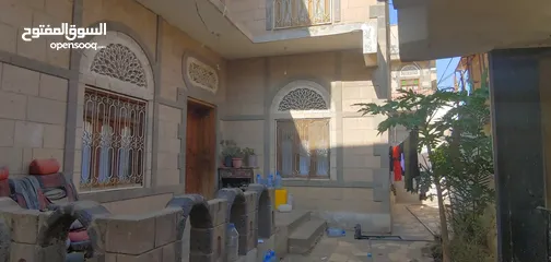  3 ب 180مليون فقط للبيع فلة في اقوي مكان في صنعاء في الحي السياسي الفله 8 لبن حررر  دورين حجر