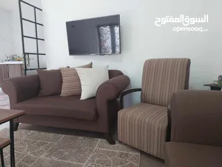  5 طقم كنب 9 مقاعد فخم بحالة ممتازة