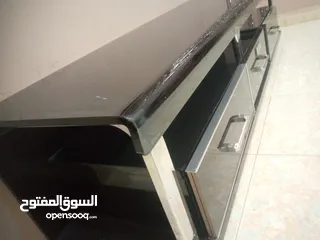  2 طاوله شاشه للبيع  طاوله شاشه لامع الحاله جيده شبه جديده للبيع