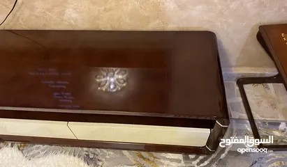  3 طاوله تلفاز مع رفوف بحالة ممتازه وشبه جديدة