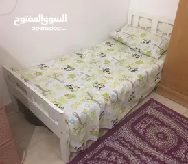  1 سرير اطفال مع المرتبة