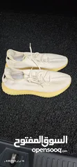  1 shoes Adidas Yeezy original 43وثلث الابيض اصلي والرمادي قياس 44 كوبي  بحاله ممتازه كانه جديد .