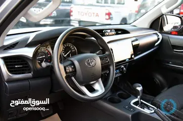  10 موديل 2023 Toyota Hilux لون سلفر اطارات المنيوم