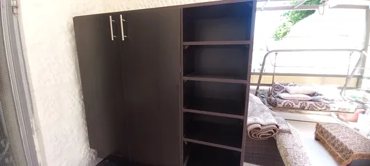  1 خزانة  للبيع + مكتب للبيع بسعر مغري  -----------------------------------------------