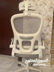  2 كرسي مكتبي جديد و مريح لونه ابيضّ فيه عجل من تحت 250 AED