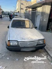  1 اوبل سكونا للبيع مع تحويلة غاز 9000 بدون التحويلة 8000. السيارة في الخليل. اوتوماتيك