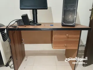  2 كرسي جلد لون اسود ومكتب للبيع
