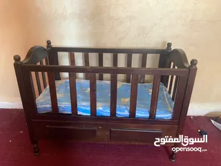  1 سرير اطفال خشب زان بحاله ممتازه مع الفرشه