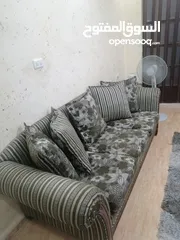  5 طقم كنب سبع مقاعد نظيف واستعمال بسيط مع ثلاث طاولات وسط بحاله جيده