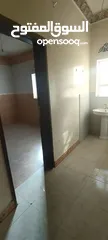  3 شقة في مذبح " 4 غرف و 2 حمامات ومطبخ وصالة "بعد النائب العام على سور جامعة صنعاء "كلية الطب"