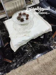  6 طاولة وسطية معدن وزحاج وتنين جانبيات خشب اسود ايكيا وسجلونتين ثلاثية  بتفتح بكس ثنائية وكرسين انتيكا