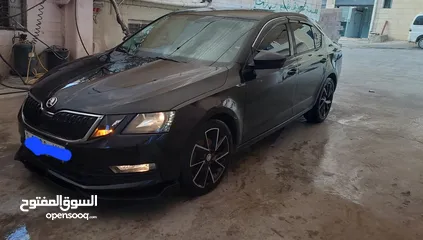  2 سكودا صالون لون أسود مرتبة نظيفة جدا