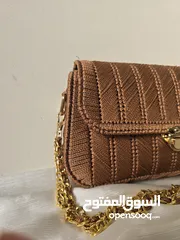  20 حقيبة يد أنيقة لون مميز  - تصميم يدوي بخيوط فاخرة وسلسلة ذهبية لإطلالة ناعمة وعصرية.