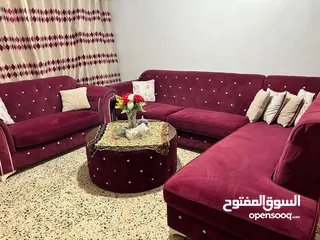  1 كورنر لون خمري نخب مع طاولة له