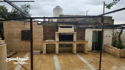  4 عماره لل: بيت مستقل مكون من ثلاث طوابق مساحة الارض 1117متر مساحة البناء ل