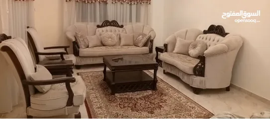  1 طقم كنب مصري ثقيل شبه جديد مع الطاولات ثقال للبيع