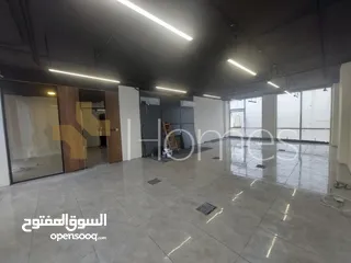  4 مكتب بمجمع فخم بواجهات زجاجية للايجار في ضاحية الامير راشد بمساحة 100م
