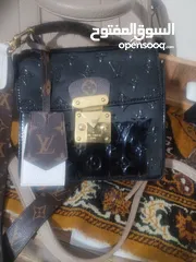  1 حقيبة يد نسائية ماركة LOUIS VUITTON للبيع لون اسود