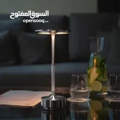  7 تيبل لامب لمس ألمنيوم، متعدد الألوان ودرجات الإنارة، يضفي على المكان لمسة رقي وراحة