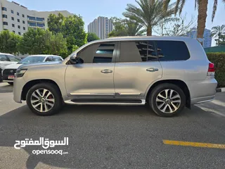  4 2018 لاند كروزر فل ابش 5.7 VXR - مفتاحين - فل سيرفيس - عقد صيانه مع الفطيم