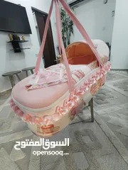  2 سرير cot للمواليد جديد له غطاء بسحاب و مظلة مع مجموعة ألعاب جديدة تقريبا