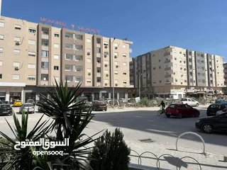  1 شقة مفروشة متكونة من غرفتين و صالون للايجار باليوم في تونس العاصمة على طريق المرس
