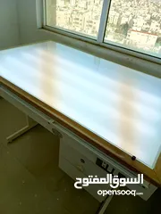  2 مرسم و طاولة شف (حجم كبير بقياس 130سم x 85 سم) لجميع الاغراض الهندسية.