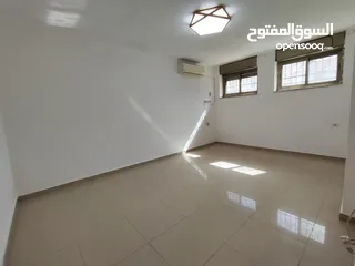  5 شقة صغيرة غير مفروشة مع ساحه للايجار في سطح مرحبا