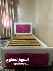  2 سرير مفرد خشب القاعده متينه جدا وثقيله والراسبه جلد مع الاماميه