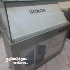  1 ميز عرض تلفونات جرار