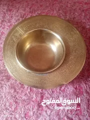  2 صحن  من النحاس الاصفر لوضع الشمع مزخرف فخم واثنان اصغر