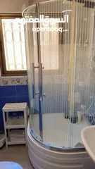  2 شاور بوكس لون ابيض بحاله ممتازه جدا