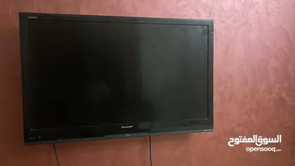  1 جهاز اكسبوكس 360 مهكر مع يد تحكم واحده مع شاشة فل اتش دي 32 بوصة من نوع شارب  بسعر600