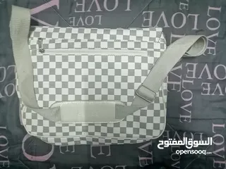  2 شنطة كتف بوس أصلية وارد الخارج أستعمال خفيف B.BOSS original bag used but same new