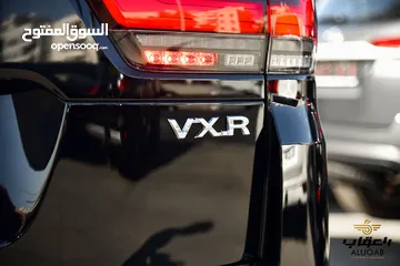  7 لاندكروز VXR لون اسود فاخر من الداخل احمر 2024