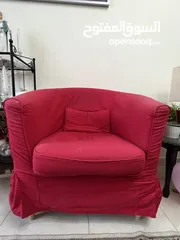  1 كرسي مع غطاء احمر