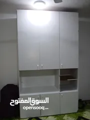  1 خزانه تفصيل من اجود انواع الخشب من الكويت طولها عالي والعمق ممتاز جدا جدآ لون ابيض فورمايكا وكاله
