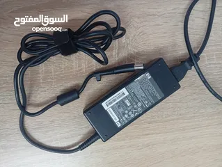  1 شاحن لابتوب HP أصلي 90 واط - حالة ممتازة جداً