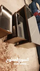  1 للبيع بسعر مغري طاولة وسط و اربع طاولات خدمه الطاولات تقيله جدا جدا خشب لاتيه وجه رخام مغطى زجاج