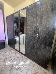 1 غرفة نوم ماستر بحالة ممتازة  تفصيل خشب لامنيت ملبس من داخل والخارج ،  تتكون من خزانة 6ابواب وتخت
