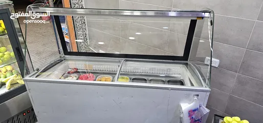  4 فريزر ايس كريم نوع أوجر تركي بحالة ممتازه جدا 7حواض مع مساحة تخزين داخليه مع 7جاطات ستيل طبي وواجهة