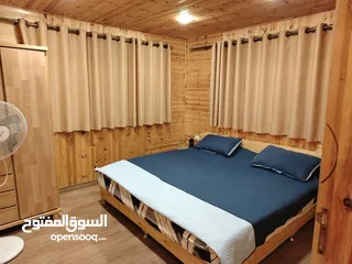  12 كوخ خشبي غرفتين نوم وصالون وحمام ومطبخ وثلاجه وشاشه ومكيف وغاز وساحه خارجيه مع اطلاله مميزه