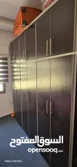  4 غرفة نوم و طقم كنب ضيوف و خزانة ملابس كبيرة