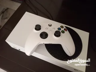  4 اكس بوكس سيريس اس بسعر لقطه ونضيف مع يد اصليه ما فيها أي عطل تواصل عن طريق سوق المفتوح