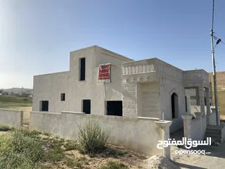 4 بيت عظم للبيع واجهه حجر مقصور من الداخل مسور من الخارج وبورسلان كامل داخلي موجود مطوب ومرخص