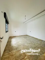  11 فــيلا 3 طوابق مفصولة الحشان سوق الجمعة