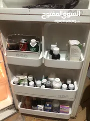  1 عدد 2تلاجه للبيع التلاجه البيصه يدها غاز والتانيه شغاله مافيها ولاشي للبيع المستعجل بدواعي السفر
